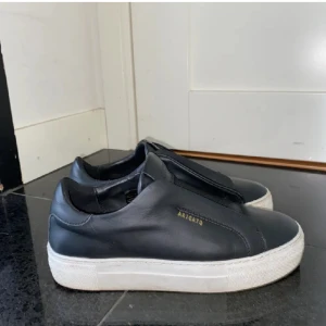 Axel Arigato - Jättebra skick, andvända en sommar💕 Dust bag och box medföljer, köpta på nk💕 Skriv för fler bilder❤️