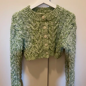 Kofta - Stickad kofta från & other stories 💖 helt i nyskick och modellen är croppad.