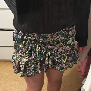 Blommig kjol från Vero Moda!❣️ Använd fåtal gånger och i bra skick🤩