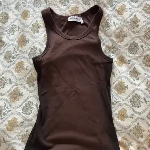 Ribbat brunt linne från Weekday som knappt är använt 💕 kontakta vid frågor! Nypris: 150kr