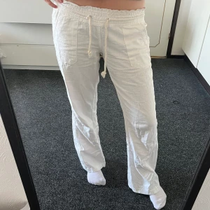Linnebyxor  - Intressekoll på linnebyxor från Roxy! I nyskick, skriv om ni är intresserade så kan vi diskutera pris!❤️(HÖGSTA BUD JUST NU: 450kr)
