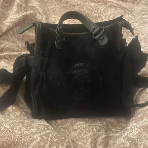 Juicy couture väska - Super fin juicy väska med rosetter på sidorna, dm för mer info c: