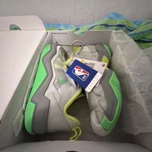 Jordan 6 why not green edition super grip. - Jordan 6 why not till salu knappt använda beställde i fel storlek så måste sälja de nu perfekt för alla inne sporte, 