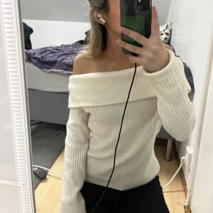 Stickad off shoulder tröja - vit stickad off shoulder tröja i storlek xs, aldrig använt, finns en precis likadan i svart!