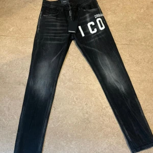 Dsq2 byxor  - Hej! Säljer dessa dsq2 byxor. Storleken är 28-29W 28-29L. 