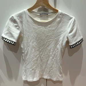 En vit T-shirt från zara  - En fin T-shirt från zara dom har blivit för liten, den är väldigt fin och har inte använd så mycket skulle säga att den är i bra skick. Skulle säga att den passar en som har storlek XS lite liten i modellen💕💕