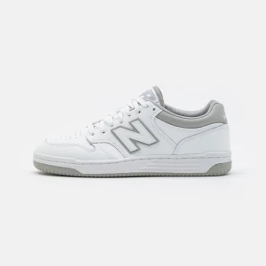 New Balance 480-Unisex White/Light - Säljer dessa skor då de är helt oanvända och jag ej hann returnera de i tid. Skorna är i storlek 44 och kommer i orginalförpackning. Pris går att diskutera vid snabb affär!