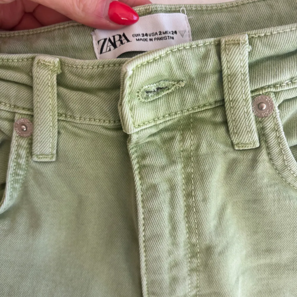 Söta Sara jenas perfekt för sommar och vår 🌸🌸🌸. Jeans & Byxor.