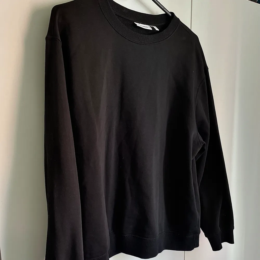 Säljer denna väldigt sköna och stiliga sweater från Weekday som både passar till en mer casual stil men även en mer stiligare outfit. Perfekt för alla årstider, inte för tjock eller tunn, med dess minimalistiska utseende så passar den alla! Nyskick!. Tröjor & Koftor.