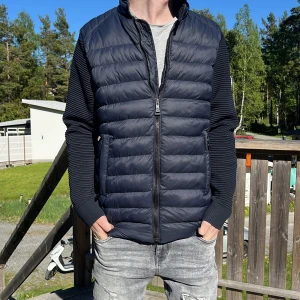 Moncler cardigan utan luva - Hej nu säljer jag min cardigan i fint skick är i storleken S men passar även M väldigt skön och inte så tjock nu till våren.Tyvär har jag inget kvitto på den men fick den julklapp av mina föräldrar. OBS priset är inte hugget i sten.
