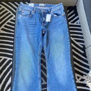 Jättefina oanvända jeans med prislapp kvar på, sjukt vackra å fina❤️