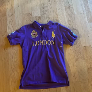 💸Fet lila london ralph lauren polo💸 - En lila london ralph lauren polo. Använd 1-2 gånger. Perfekt till sommaren och pris kan förhandlas. Custom fit så passar M också. 
