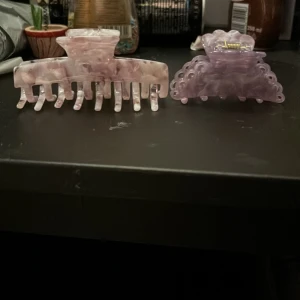 Hår klämma  - Två jätte fina hår klämmor som jag inte använder. ❗️35 kr st, eller båda för 60❗️Dom är använda Max två gånger, så i nyskick.  