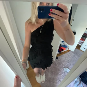 Klänning  - Klänning från zara. Oanvänd men lappen är borta. Såå fin och går att ändra lite hur lång man vill ha den💓