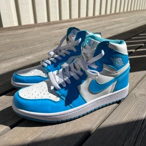 Air Jordan 1 Retro High OG UNC - Nyskick, storlek 42,5, box tillkommer, fraktas eller hämtas. Hör av er vid frågor eller funderingar! Har ej kvar kvittot