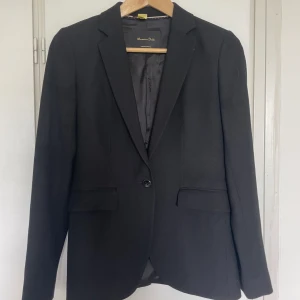 Svart kavaj - Fin svart kavaj från Massimo Dutti✨