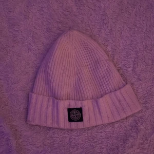 Stone Island Mössa - Stone Island Mössa vit, har knappt användt denna mössa så skicket är utan några defekter. Size:3 Storleken fungerar till alla huvudformer. Priset går och diskutera. För mer info/bilder skriv.