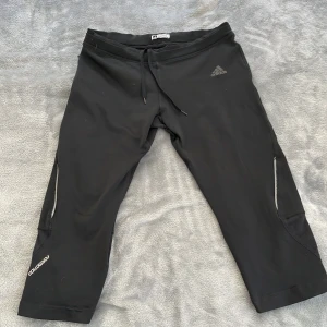Adidas Supernova tights - Svarta Adidas supernova 3/4 tights i storlek S. Har band så man kan knyta åt i midjan om det behövs. Har även ficka bak till nyckel eller sånt när man tränar