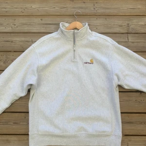 Carhartt sweatshirt  - Grym tröja från carhartt i en skön ljusgrå färg🔥🔥 Passar till allt och har inga tecken på användning. Verkligen gillat den men säljer då den blivit för liten. Köptes för 1100 kr  Kolla min profil för annat 