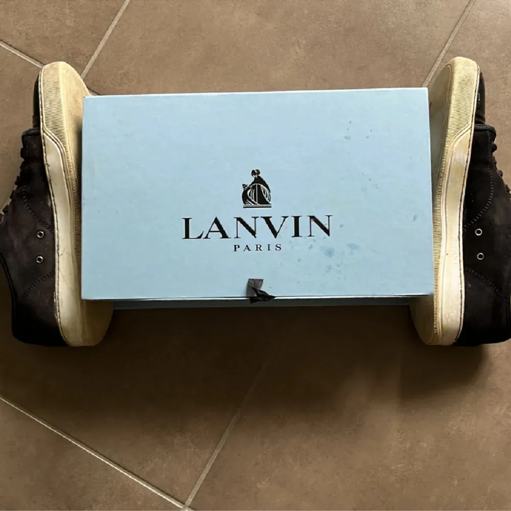 Säljer trendiga och eftertraktade Lanvin då jag inte använder skorna något mer. Skick får ni avgöra själva, de har mycket kvar att ge! Cap toen på båda skorna har blivit slitna men syns ej mycket vid användning. Nypris : 4000 Dustbag&box tillkommer. Skor.