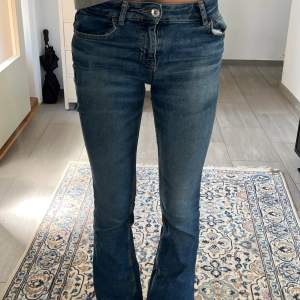 Säljer min så så fina zara jeans eftersom att de blivit försmå!💞💞 Midjemått:36cm, tvärsöver Innerbenslängd: 83cm