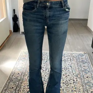 Säljer min så så fina zara jeans eftersom att de blivit försmå!💞💞 Midjemått:36cm, tvärsöver Innerbenslängd: 83cm