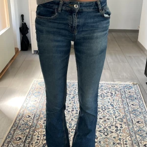 Lågmidjade jeans - Säljer min så så fina zara jeans eftersom att de blivit försmå!💞💞 Midjemått:36cm, tvärsöver Innerbenslängd: 83cm