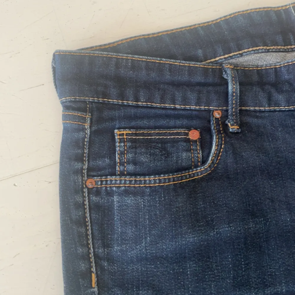 Säljer ett par oanvända jeans med snygga texturer. Det är i st 32 och midjemåttet är 86. Säljer dessa pågrund av för stort midjemått. Det står att de är från märket ”Loyal” men det är köpte från sellpy.. Jeans & Byxor.