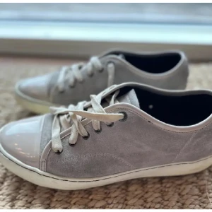 Lanvin Grå - Ett par grå lanvins som har mycket kvar att ge! Några defekter här och där men i hyfsat bra skick. Box följer inte med. Strl 44.🔥🔥