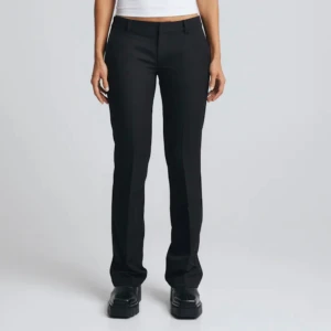 Vera kostymbyxor  - Lågmidjade kostymbyxor från bikbok i modellen ”Vera”. De är i fint skick men säljer då de inte passar mig riktigt💕