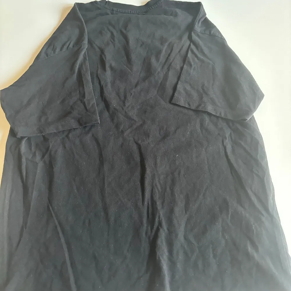 En svart  2PAC tshirt från pull and bear med stort tryck. Den är i strl L men passar säkert XL med Nypris ungefär 259-300kr säljer för 75kr. T-shirts.