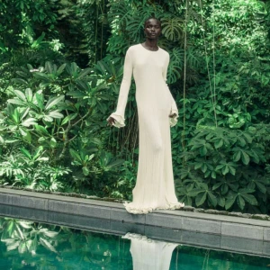 Lång klänning med trumpetärm - Säljer den slutsålda klänningen från h&m (edition / trend) då den var för lång för mig! Storlek small! Kan skicka men då står köparen för frakt alternativt mötas vid fridhemsplan eller brommaplan! 