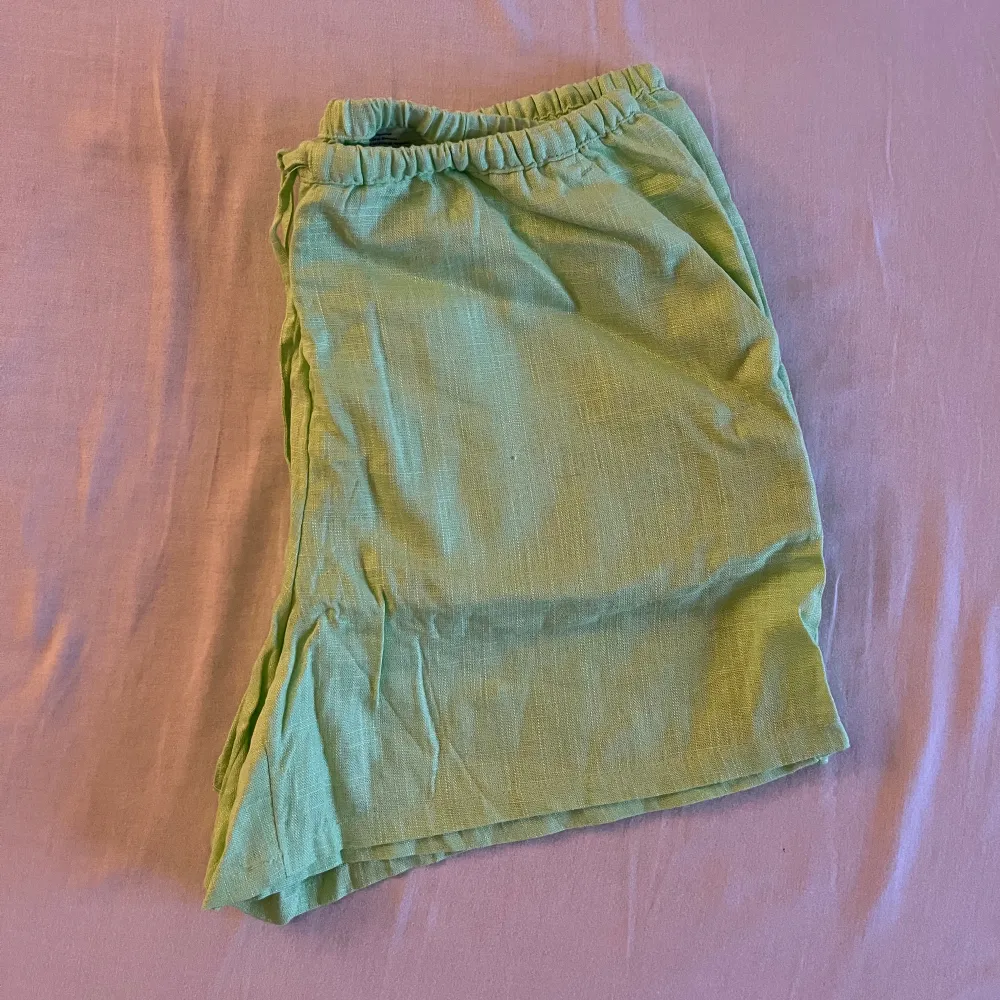 De här gröna linneshort är helt nya, har aldrig använts! Passar perfekt till sommaren 😚. Shorts.