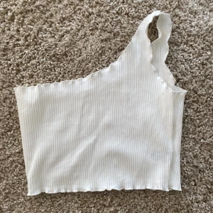 Vit topp - Fin vit topp i storlek XS. Aldrig använd💕