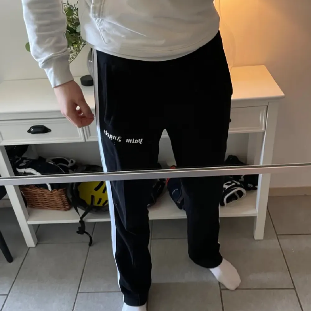 Säljer mina Palm angels track pants pga att de inte används längre. De är i bra skick endast lite urtvättade men annars inga defekter.. Jeans & Byxor.