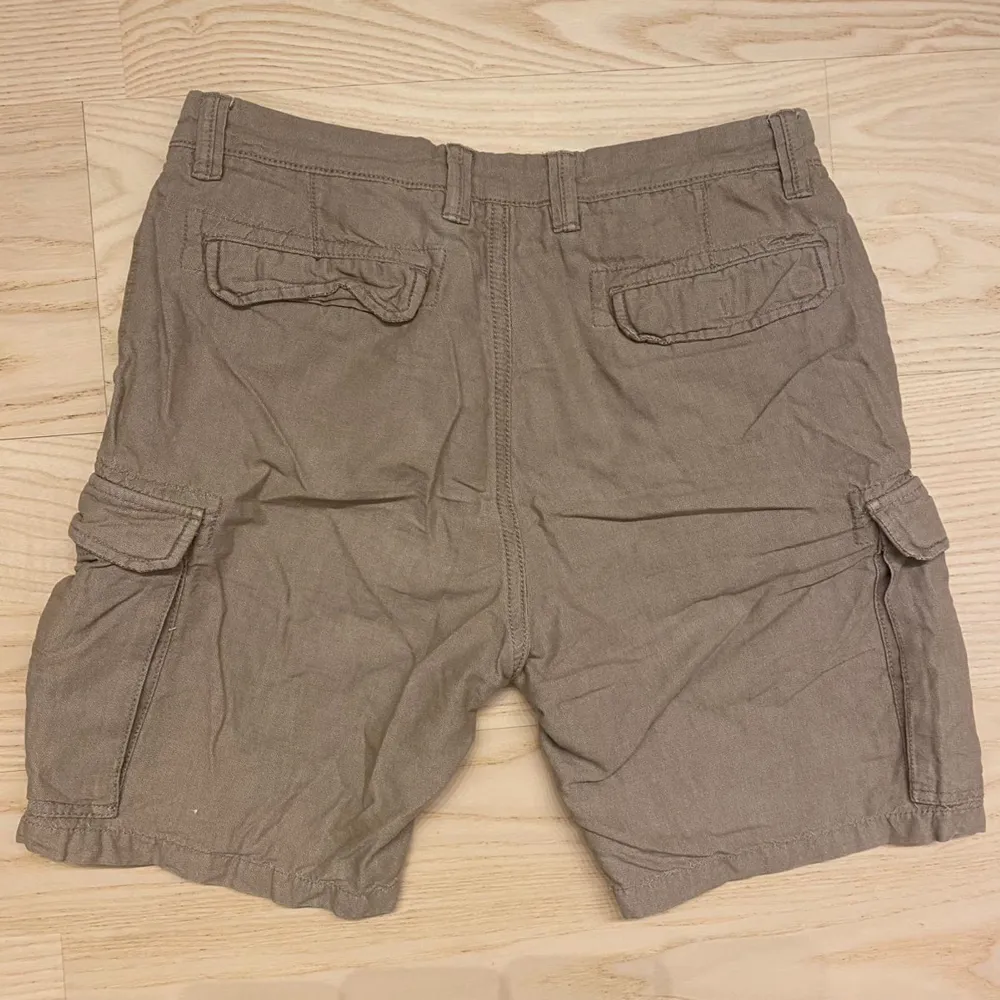 Ett par beiga cargo shorts från Kappahl Hampton Republic, använda. Herr storlek 30. Kontakta gärna mig om du har frågor🩵. Shorts.