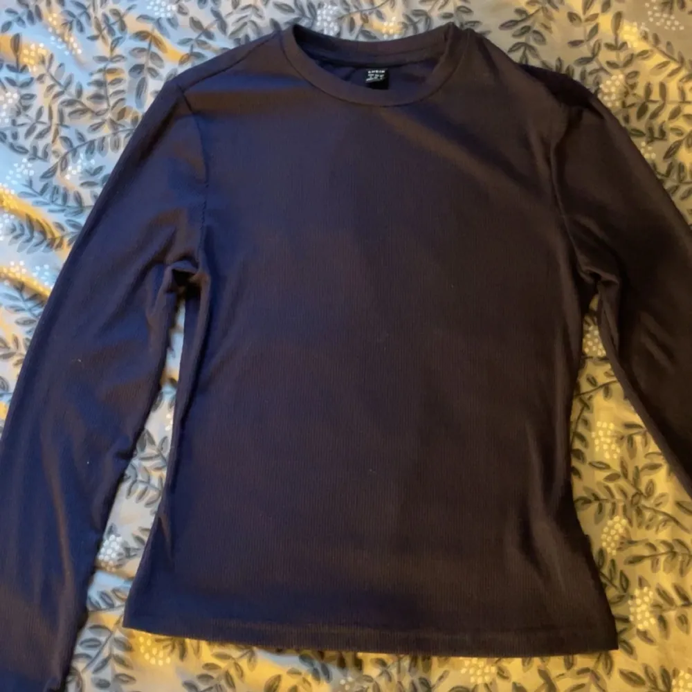 Mörkblå ribbad tröja från shein! Aldrig använd . Tröjor & Koftor.