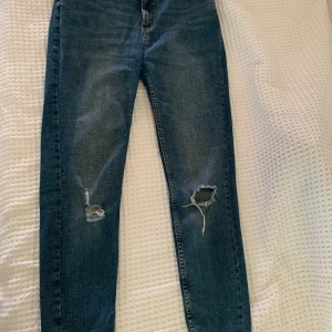 Jeanbyxor - Helt oanvända jeansbyxor. Minns inte vart jag köpte de. Se bilder för storlek.