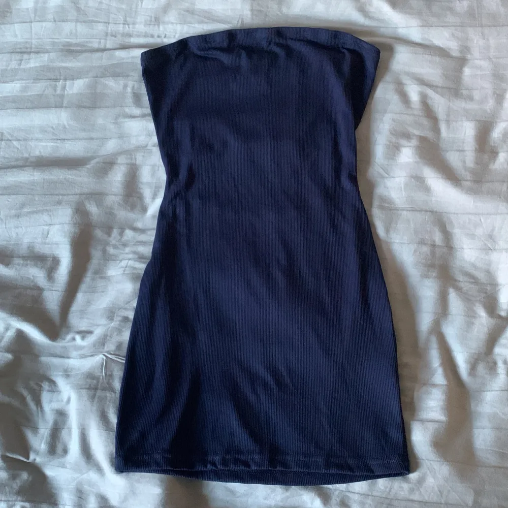 Säljer denna klänning för att den är för liten. Den är lite öppen i ryggen. Använd fåtal gånger och är i bra skick💗. Klänningar.