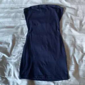 Säljer denna klänning för att den är för liten. Den är lite öppen i ryggen. Använd fåtal gånger och är i bra skick💗