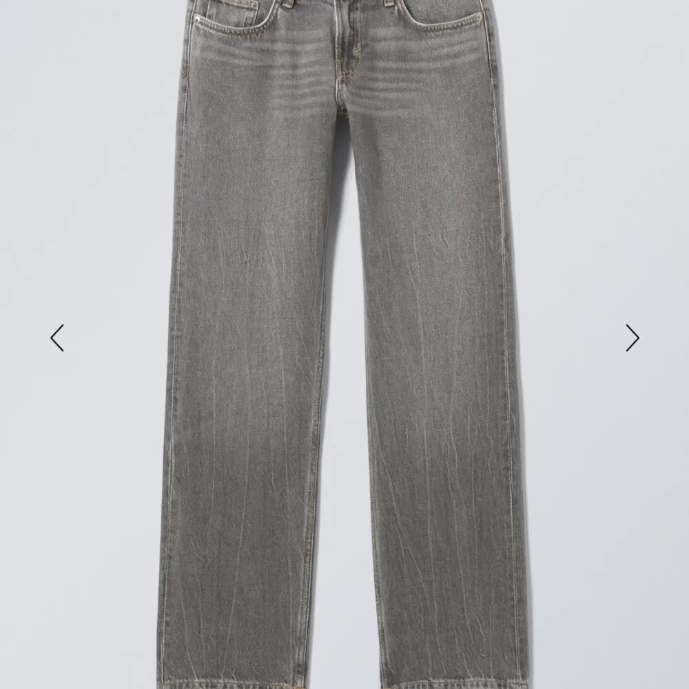 Säljer ett par arrow low straight jeans från weekday då dom blivit för små💕. Jeans & Byxor.