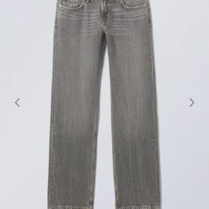 Arrow low straight jeans💕 - Säljer ett par arrow low straight jeans från weekday då dom blivit för små💕