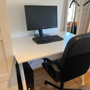 Helt nytt skrivbord i perfekt skick, inga skador eller fläckar ser precis ut som en ny, köptes från Ikea men kom aldrig till använding. Behöver bli av med den så snabbt som möjligt, köper du den innan torsdag får du den för 1000, stol medföljer