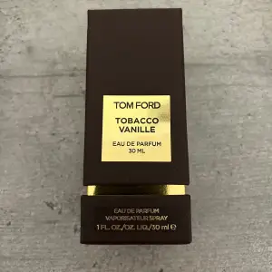 Tom Ford Tobacco Vanille Eau de Parfum ~30ml, endast använd ett fåtal gånger En härlig doft av vanilj och i bakgrunden manlig tobacco. För flera bilder eller frågor är det bara att  skicka. Kvitto finns även om det önskan. Nypris: 1690kr