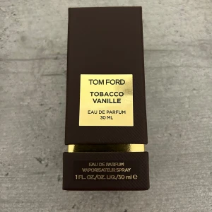 Tom Ford Tobacco Vanille Eau de Parfum 30ml - Tom Ford Tobacco Vanille Eau de Parfum ~30ml, endast använd ett fåtal gånger En härlig doft av vanilj och i bakgrunden manlig tobacco. För flera bilder eller frågor är det bara att  skicka. Kvitto finns även om det önskan. Nypris: 1690kr