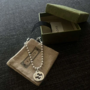 Gucci armband  - Köpt i Zürich, Schweiz. Har haft den i ett år, tagit hand om den som en ny, haft den på mig i speciella tillfällen. Får alltid komplimanger om att den är så speciell och fint.