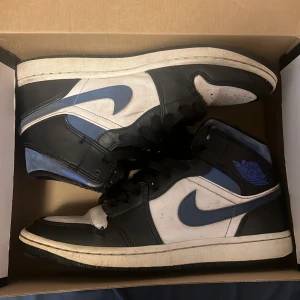 jordan 1 racer blue - Jordan 1 racer blue väldigt använda därför det låga priset,storlek 41 box följer med nypris runt 2500 köpta för 2899 för 1 och ett halvt år sen