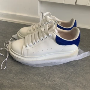 Alexander McQueen - Jag har haft på mig de skorna 2-3 gånger. Har inga kläder som passar med de så har bestämt mig att sälja de. De är väldigt köna och fina skor. Storlek 39.