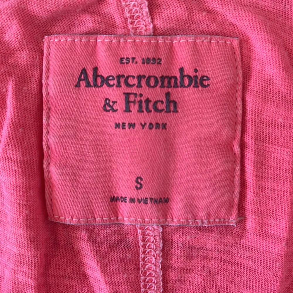 Rosa t shirt från abercrombie&fitch, tröjan är i bra skick. Skriv om ni har frågor 💓. T-shirts.