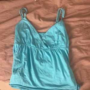 Gullig top - Jag säljer denna super fina sommar topp då den ej kommer till användning. Hör av er vid funderingar! 